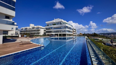 Apto Luxuoso com 3 dormitórios e vista panorâmica do mar.