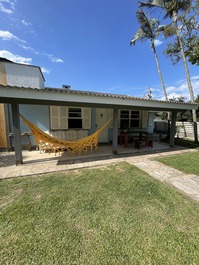 Casa y amplio patio cerca de la playa