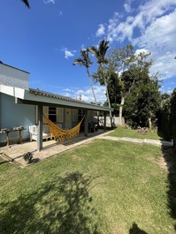 Casa y amplio patio cerca de la playa