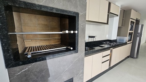 Sobrado à 230m da Praia de Zimbros