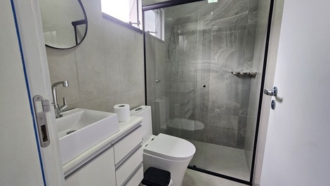 Sobrado à 230m da Praia de Zimbros