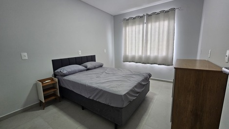 Sobrado à 230m da Praia de Zimbros