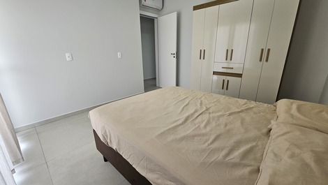 Sobrado à 230m da Praia de Zimbros