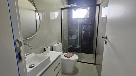 Sobrado à 230m da Praia de Zimbros