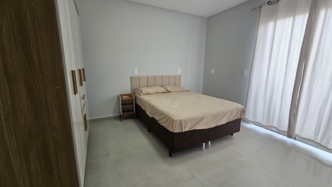 Sobrado à 230m da Praia de Zimbros