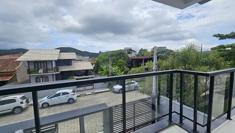 Sobrado à 230m da Praia de Zimbros