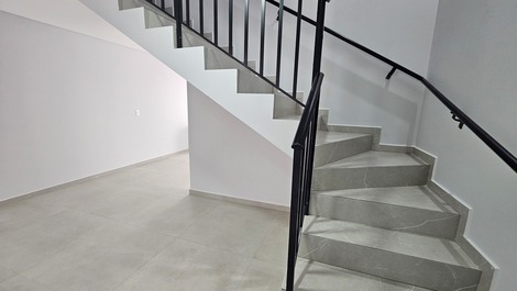 Sobrado à 230m da Praia de Zimbros