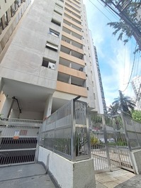 Apartment on Pitangueiras beach with beach service and parking space.