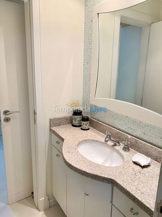 Apartamento para aluguel de temporada em Itapema (Meia Praia)