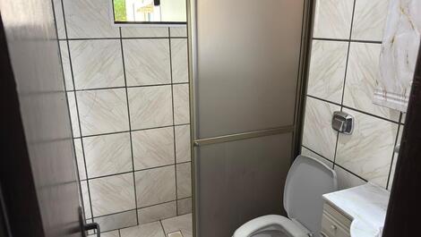 Sobrado parte térrea com piscina exclusiva entre Enseada e Prainha