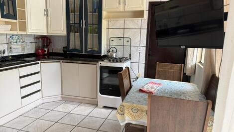 Sobrado parte térrea com piscina exclusiva entre Enseada e Prainha