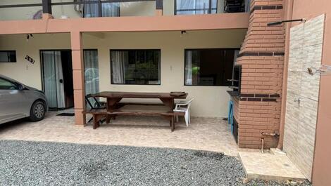 Sobrado parte térrea com piscina exclusiva entre Enseada e Prainha