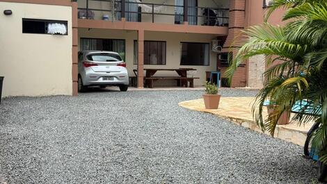 Sobrado parte térrea com piscina exclusiva entre Enseada e Prainha