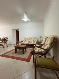 Sala de tv com poltronas e sofá 