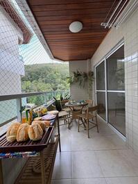 Sacada gourmet com aparador e mesa com cadeiras 