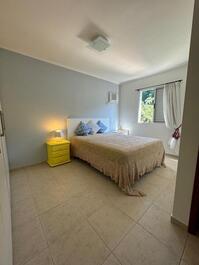 Suíte com a ar condicionado e cama king