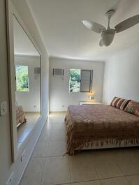 Dormitório 01 com ar condicionado e cama de casal