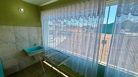 Casa no coração de Matinhos, vista p/ o mar, wifi, 30m da areia