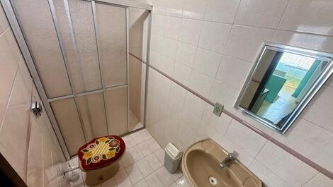 Casa no coração de Matinhos, vista p/ o mar, wifi, 30m da areia