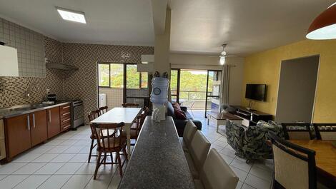 033- Apartamento em Bombinhas 50 mts da praia