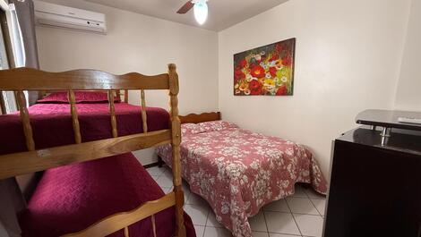 033- Apartamento em Bombinhas 50 mts da praia