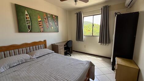 033- Apartamento em Bombinhas 50 mts da praia