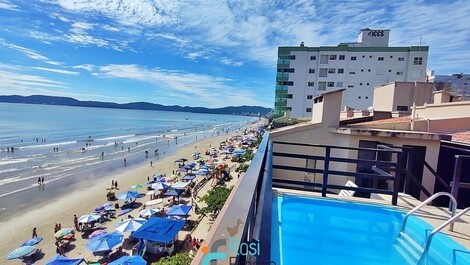 Apartamento frente al mar con piscina y 4 suites – Meia Praia/SC