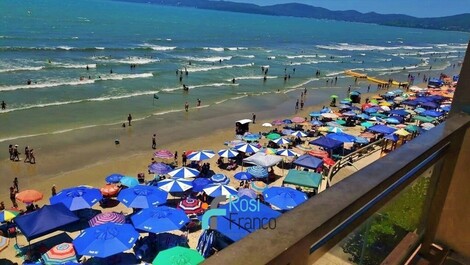 Apartamento frente al mar con piscina y 4 suites – Meia Praia/SC