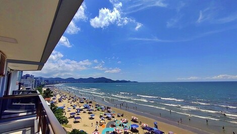 Beachfront apartment with 3 bedrooms in Meia Praia, SC