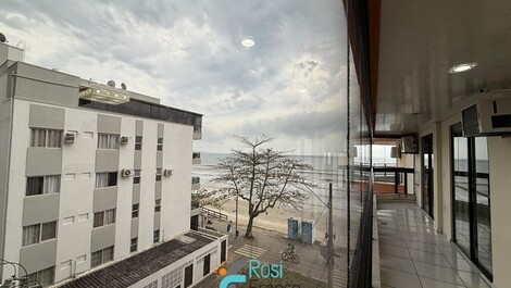 Apartamento 3 dormitórios frente mar Meia Praia SC