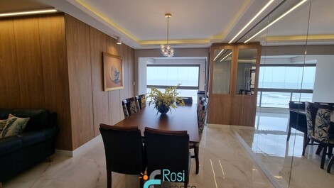 Beachfront apartment with 3 bedrooms in Meia Praia, SC