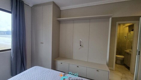 Beachfront apartment with 3 bedrooms in Meia Praia, SC