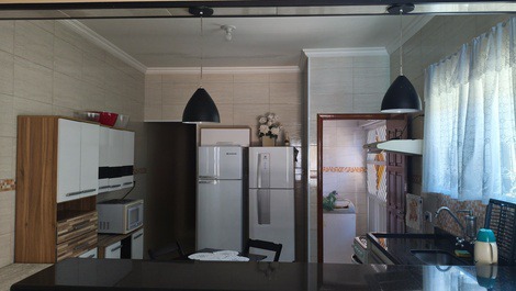 Excelente ubicación con piscina, garaje, capacidad para 12