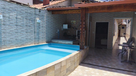 Excelente ubicación con piscina, garaje, capacidad para 12