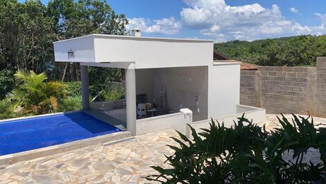 Bar molhado com churrasqueira, pia, freezer horizontal e churrasqueira a bafo