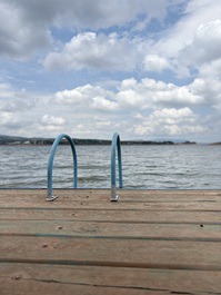 Píer privativo com vista para o mar de minas