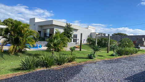 Quintal com rua com cascalho “ garagem “