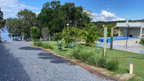 Garagem interna e vista para a represa