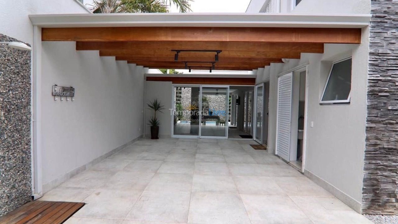 Casa para aluguel de temporada em São Sebastião (Praia de Juquey)