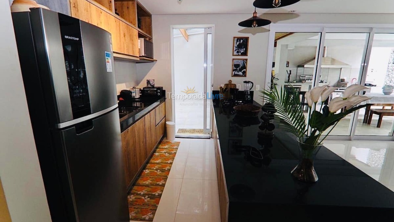 Casa para aluguel de temporada em São Sebastião (Praia de Juquey)