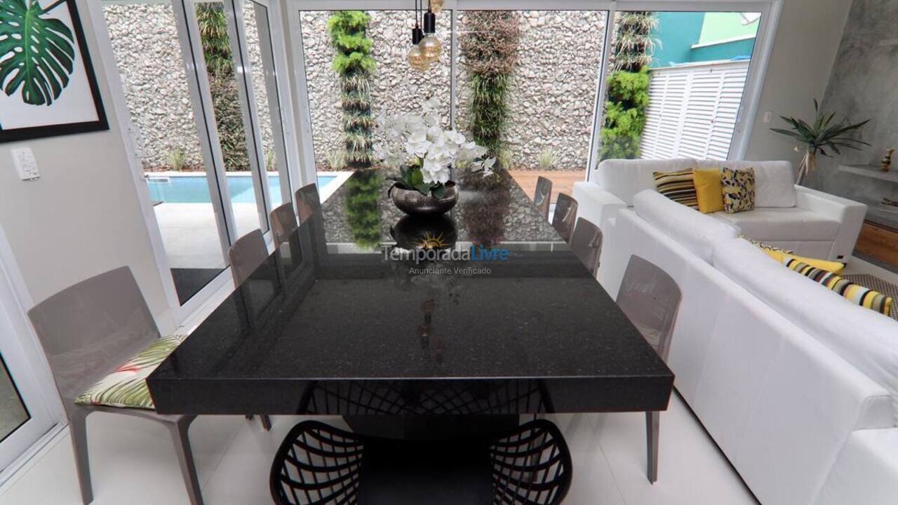 Casa para aluguel de temporada em São Sebastião (Praia de Juquey)