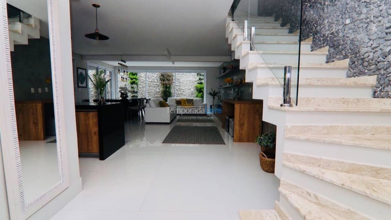 Casa para aluguel de temporada em São Sebastião (Praia de Juquey)