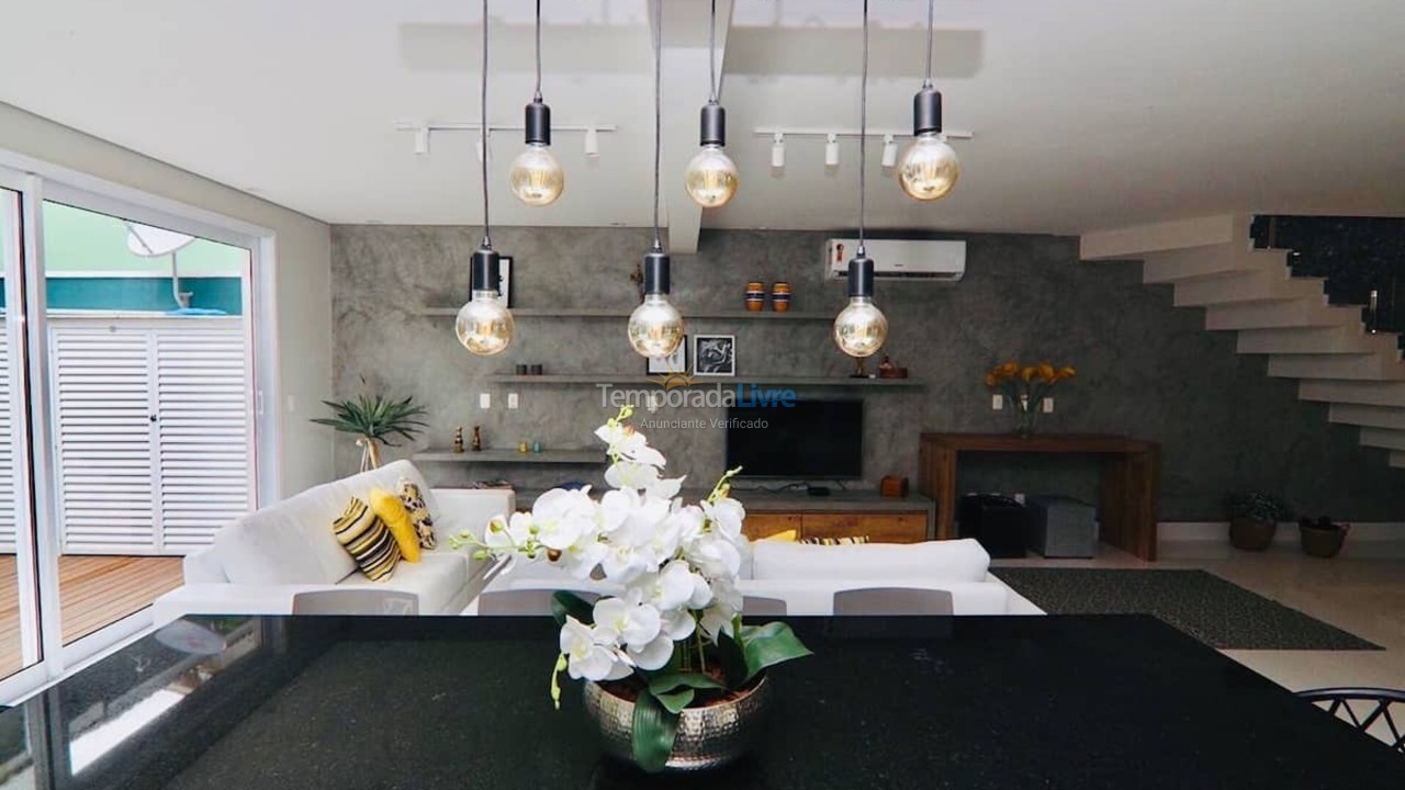 Casa para aluguel de temporada em São Sebastião (Praia de Juquey)