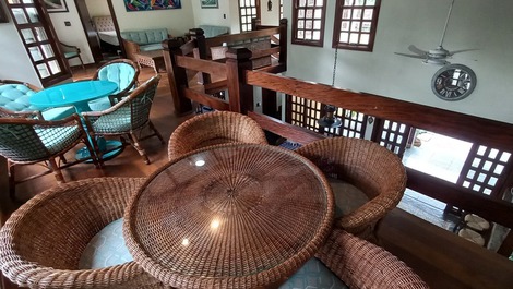 Sala de tv no piso superior com 2 ambientes e varanda