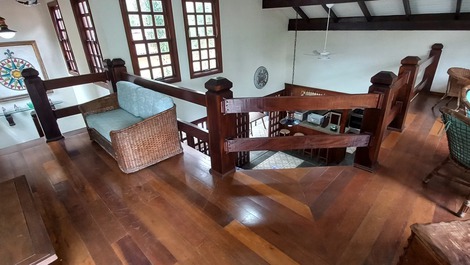 Sala de tv no piso superior com 2 ambientes e varanda