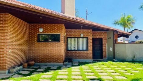 Casa para 10 personas con PISCINA, AIRE ACONDICIONADO y WI-FI, 2 suites.