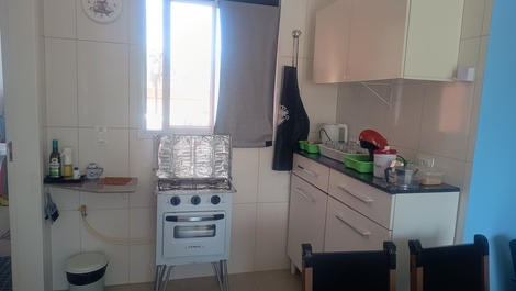 Cozinha compacta com fogão 2 bocas e forno, cafeteira e chaleira elétricas