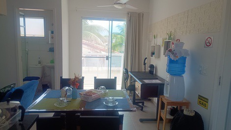 Visão ampla sala de jantar, escritório e sacada