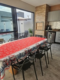 Cozinha integrada com a área da piscina