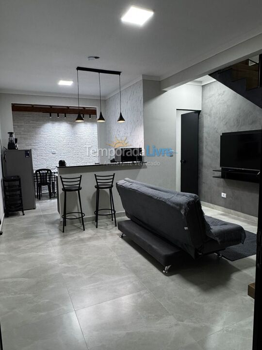 Casa para aluguel de temporada em Caraguatatuba (Praia das Palmeiras)